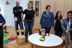 U V. osnovnoj školi Bjelovar s radom je počela grupa za predškolsku djecu pod nazivom AT vrtić. Za šestero mališana, koliko ih je trenutačno upisano, bit će zaduženi stručnjaci na edukacijsko-rehabilitacijskom polju te pomoćni djelatnik za skrb i njegu, uz potporu cjelokupnog stručnog edukacijsko-rehabilitacijskog tima škole. // 5. studenog 2018. FOTO: Grad Bjelovar https://www.bjelovar.hr/