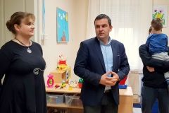 U V. osnovnoj školi Bjelovar s radom je počela grupa za predškolsku djecu pod nazivom AT vrtić. Za šestero mališana, koliko ih je trenutačno upisano, bit će zaduženi stručnjaci na edukacijsko-rehabilitacijskom polju te pomoćni djelatnik za skrb i njegu, uz potporu cjelokupnog stručnog edukacijsko-rehabilitacijskog tima škole. // 5. studenog 2018. FOTO: Grad Bjelovar https://www.bjelovar.hr/