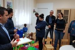 U V. osnovnoj školi Bjelovar s radom je počela grupa za predškolsku djecu pod nazivom AT vrtić. Za šestero mališana, koliko ih je trenutačno upisano, bit će zaduženi stručnjaci na edukacijsko-rehabilitacijskom polju te pomoćni djelatnik za skrb i njegu, uz potporu cjelokupnog stručnog edukacijsko-rehabilitacijskog tima škole. // 5. studenog 2018. FOTO: Grad Bjelovar https://www.bjelovar.hr/