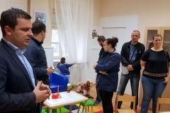 U V. osnovnoj školi Bjelovar s radom je počela grupa za predškolsku djecu pod nazivom AT vrtić. Za šestero mališana, koliko ih je trenutačno upisano, bit će zaduženi stručnjaci na edukacijsko-rehabilitacijskom polju te pomoćni djelatnik za skrb i njegu, uz potporu cjelokupnog stručnog edukacijsko-rehabilitacijskog tima škole. // 5. studenog 2018. FOTO: Grad Bjelovar https://www.bjelovar.hr/