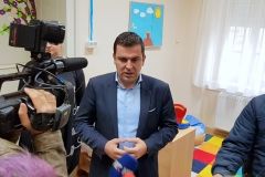 U V. osnovnoj školi Bjelovar s radom je počela grupa za predškolsku djecu pod nazivom AT vrtić. Za šestero mališana, koliko ih je trenutačno upisano, bit će zaduženi stručnjaci na edukacijsko-rehabilitacijskom polju te pomoćni djelatnik za skrb i njegu, uz potporu cjelokupnog stručnog edukacijsko-rehabilitacijskog tima škole. // 5. studenog 2018. FOTO: Grad Bjelovar https://www.bjelovar.hr/