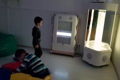 U V. osnovnoj školi Bjelovar s radom je počela grupa za predškolsku djecu pod nazivom AT vrtić. Za šestero mališana, koliko ih je trenutačno upisano, bit će zaduženi stručnjaci na edukacijsko-rehabilitacijskom polju te pomoćni djelatnik za skrb i njegu, uz potporu cjelokupnog stručnog edukacijsko-rehabilitacijskog tima škole. // 5. studenog 2018. FOTO: Grad Bjelovar https://www.bjelovar.hr/