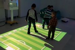 U V. osnovnoj školi Bjelovar s radom je počela grupa za predškolsku djecu pod nazivom AT vrtić. Za šestero mališana, koliko ih je trenutačno upisano, bit će zaduženi stručnjaci na edukacijsko-rehabilitacijskom polju te pomoćni djelatnik za skrb i njegu, uz potporu cjelokupnog stručnog edukacijsko-rehabilitacijskog tima škole. // 5. studenog 2018. FOTO: Grad Bjelovar https://www.bjelovar.hr/