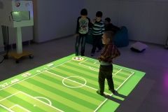 U V. osnovnoj školi Bjelovar s radom je počela grupa za predškolsku djecu pod nazivom AT vrtić. Za šestero mališana, koliko ih je trenutačno upisano, bit će zaduženi stručnjaci na edukacijsko-rehabilitacijskom polju te pomoćni djelatnik za skrb i njegu, uz potporu cjelokupnog stručnog edukacijsko-rehabilitacijskog tima škole. // 5. studenog 2018. FOTO: Grad Bjelovar https://www.bjelovar.hr/